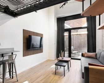 Loft Industriel avec Terrasse et Filet Suspendu à Nice Cimiez - Nice - Sala de estar