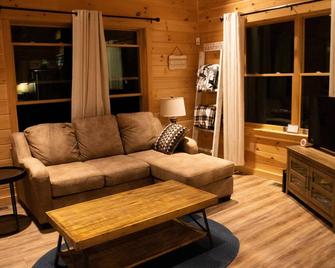 CC Eagle Lodge \'Where Tranquility meets Adventure\' - Rangeley - Sala de estar