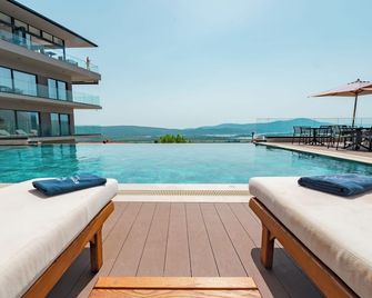 رويال بلو ريزورت آند ريزيدنس - تيفات - حوض السباحة