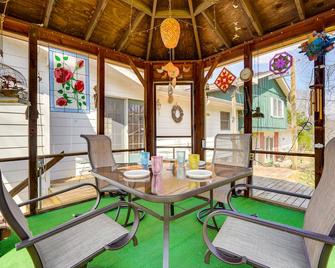 Athens Vacation Rental - 6 Mi to Ohio University! - Athens - Patio