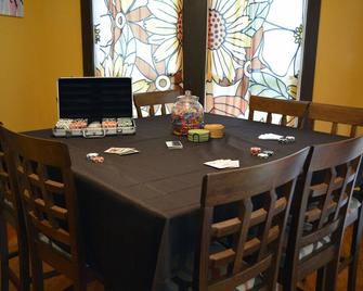 Cozy Retro Game Filled Ranch Near Downtown - Raleigh - Essbereich