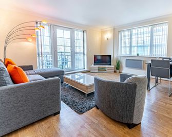 Riverside House - Reading - Living room