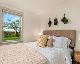 Charming, updated 3-bedroom farmhouse minutes from Middlebury with Wi-Fi & AC - Weybridge - Bedroom