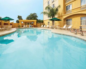 La Quinta Inn & Suites by Wyndham Mesa Superstition Springs - Mesa - Piscina