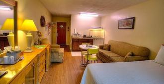 Picket Fence Motel - Saint Andrews - Living room