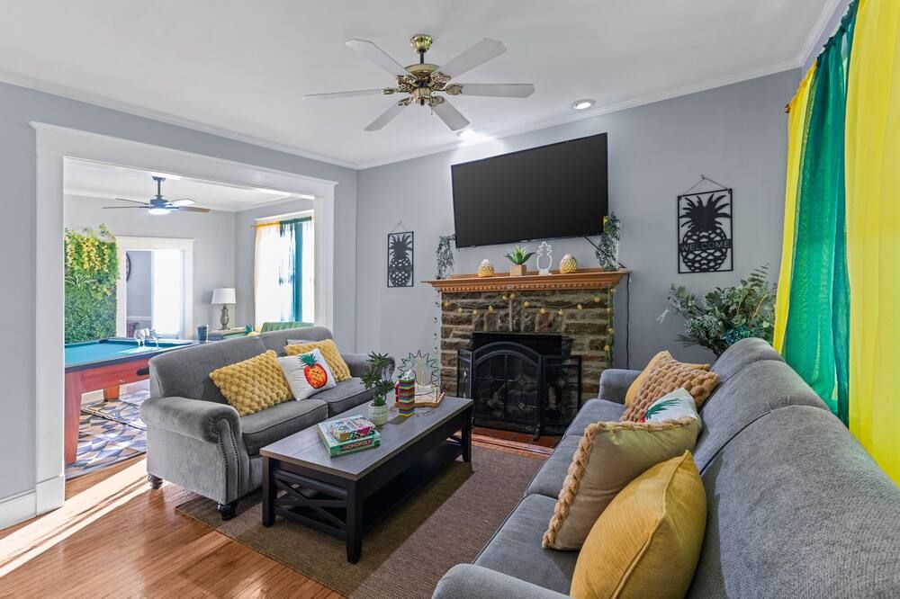 Spacious 5-bedroom Pineapple House in wonderful Pikesville/10PPL/Pets/ WiFi