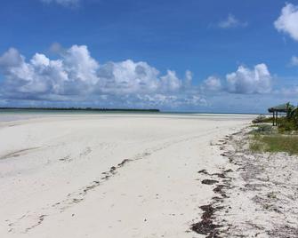 Private Luxury, Beachfront Home, Hot Tub, Kayaks, Paddle Board, Cabana - Cherokee Sound - Playa