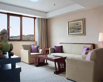 Chengde Tianbao Holiday Hotel - Chengde - Living room