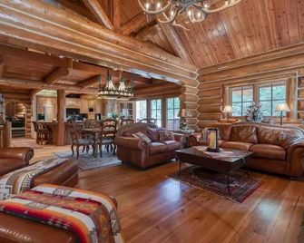Beautiful Luxury Log Cabin at Bass Lake A/C Generator No Cleaning Fees - Bass Lake - Lounge