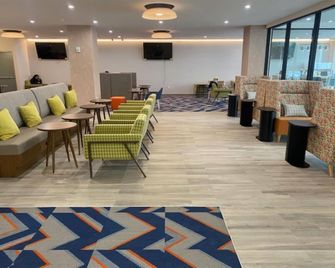 La Quinta Inn & Suites By Wyndham Jamaica Nyc/Jfk Airtrain - Κουίνς - Σαλόνι ξενοδοχείου