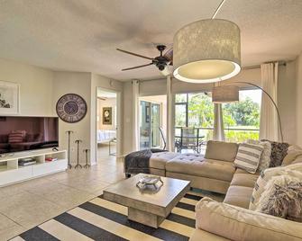 Jupiter Condo with Pool Access, Walk to Beach! - Jupiter - Living room