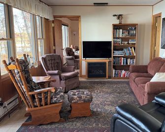 Private Lakefront Cabin on Moose Lake w/Dock, Firepit & Fishing – Blackduck MN - Blackduck - Living room