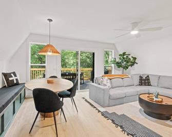 A-Frame on Tims Ford Lake Private Boat Dock - Tullahoma - Living room