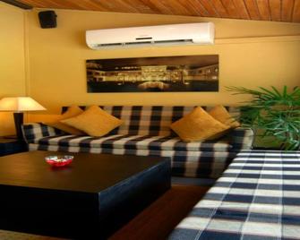 The Lake Hotel - Polonnaruwa - Living room