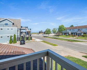Ludington Pier House - Ludington