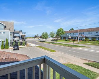 Ludington Pier House - Ludington