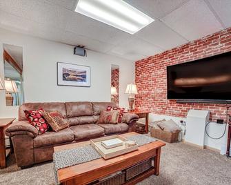 Cozy Apartment Less Than 4 Miles to Downtown Anchorage! - Anchorage - Sala de estar