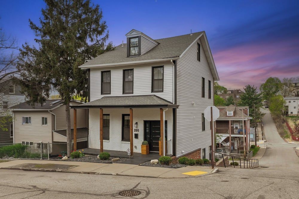 3BR Stylish Retreat, Minutes from Downtown Pittsburgh, Free 3-Car Parking - Pittsburgh - Edificio