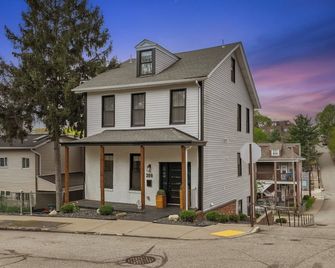 3BR Stylish Retreat, Minutes from Downtown Pittsburgh, Free 3-Car Parking - Pittsburgh - Building