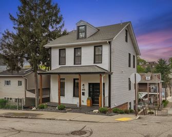 3BR Stylish Retreat, Minutes from Downtown Pittsburgh, Free 3-Car Parking - Pittsburgh - Edificio