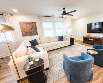 Wedding Weekend Home Base (sleeps 12) - Clinton - Soggiorno