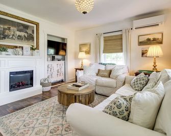 Shepard Cottage Near Wilmington and Wedding Venue - Burgaw - Living room