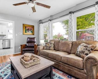 Paris in the Heights: 3Bed+Backyard Patio - Peoria - Living room