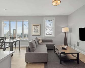 Pittsburgh Skyline Views - Luxury 1 Bedroom - Pittsburgh - Living room