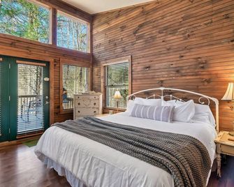 Rivers Edge Treehouses - Robbinsville