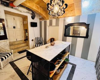 Charming Townhouse Prime Area Valletta - Valletta - Essbereich