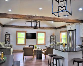 Country Farm House-Fully Renovated-Sleeps 10 - Cambridge Springs - Living room