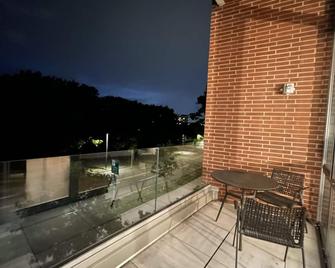 Amazing High Ceiling 3 Bed / 2 Bath Water View - Boston - Balcone