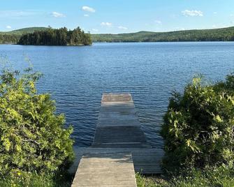 Pet friendly cottage on Skiff Lake - Meductic
