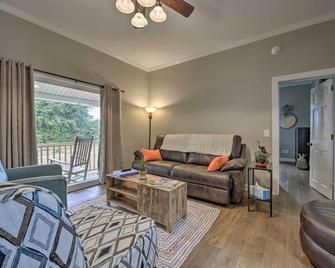 Sweet Southern Pines Abode w/ Yard & Covered Porch - Southern Pines - Living room