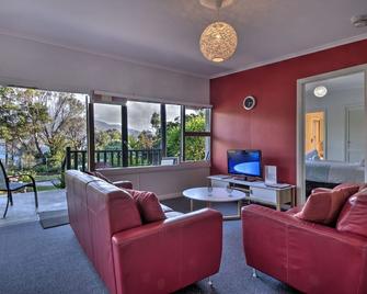 Cove Beach Apartment 1 - Coles Bay - Living room