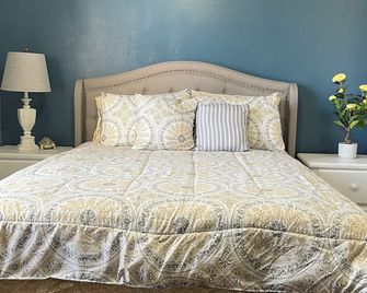 Beautiful 3-bedroom 2-baths with a pool and RV parking. - Bakersfield - Chambre