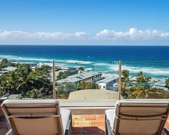 Tuscan inspired townhouse minutes from the beach - Sunshine Beach - Balkon