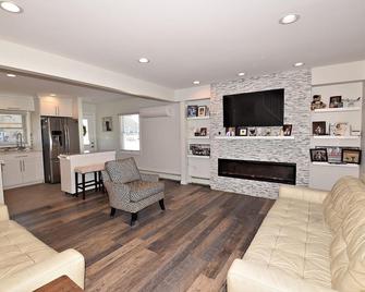 Romance Vacation Sweet Home - Levittown - Living room