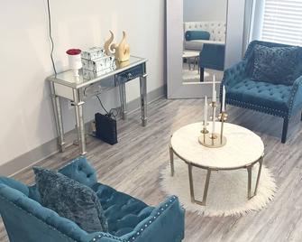 ()60 Shades Of Grey()luxe Location()brcorporate Housing Available - Atlanta - Salon