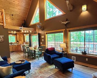 Tranquil Lakefront Retreat! Private Lake, Sandy Beach and Fire Pit! - Shell Lake - Sala de estar