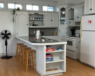 Harbour view home in West Pubnico. Quiet neighbourhood, great place to relax. - Barrington - Kitchen