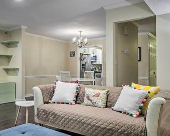Tree-Lined Durham Townhome: Close to Parks! - Durham - Living room