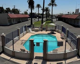 Del Rio Lodge Motel - ميسا - حوض السباحة