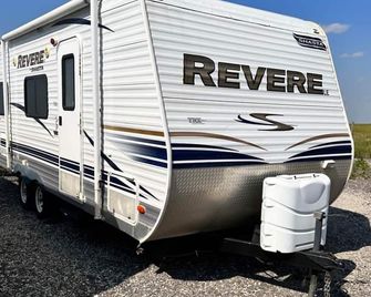 Experience “The RV Life” on our Fully Equipped Camper Trailer - Hinton