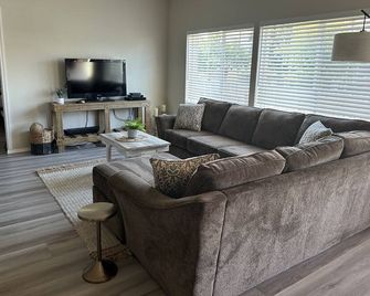 Forks, Wa. Home of Twilight Saga. Walk to Main Attractions. Sleeps 6 - Forks - Wohnzimmer