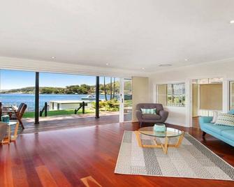 Pine Tree Cottage - Waterfront - Blackwall - Sala de estar