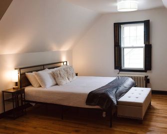Cozy Historic Home. King Beds. Keyless Entry. Free W/D. - Minneapolis - Schlafzimmer