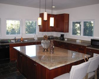 Luxury on the Mountain - Frazier Park - Kitchen