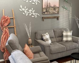 3 Bedroom 2.5 Bath With Hot Tub & Heated Pool! Outside Bbq Area With Fire Pit! - Maricopa - Sala de estar