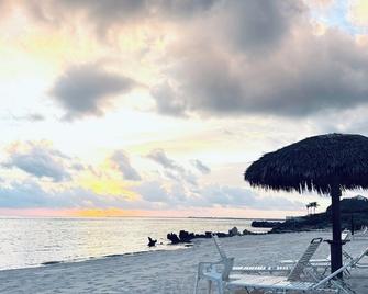 Relaxed Bungalow on Private Beach, Super Snorkeling, Sea Lodge #25 Cayman Kai - North Side - Beach